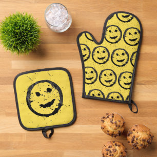 Ensemble De Gant De Cuisine Et De Manique Cool Sardé Joyeux visage souriant motif jaune