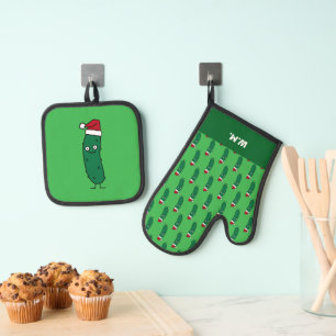 Ensemble De Gant De Cuisine Et De Manique Cornichon de Noël portant un chapeau de Père Noël