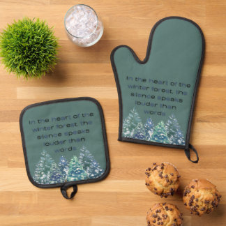 Ensemble De Gant De Cuisine Et De Manique Dans le cœur de la forêt hivernale Décor pour la m