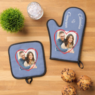 Ensemble De Gant De Cuisine Et De Manique Double cœur photo personnalisée & noms sur fond bl