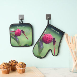 Ensemble De Gant De Cuisine Et De Manique Dragonfly rouge sur le fruit de bois de chien Pers