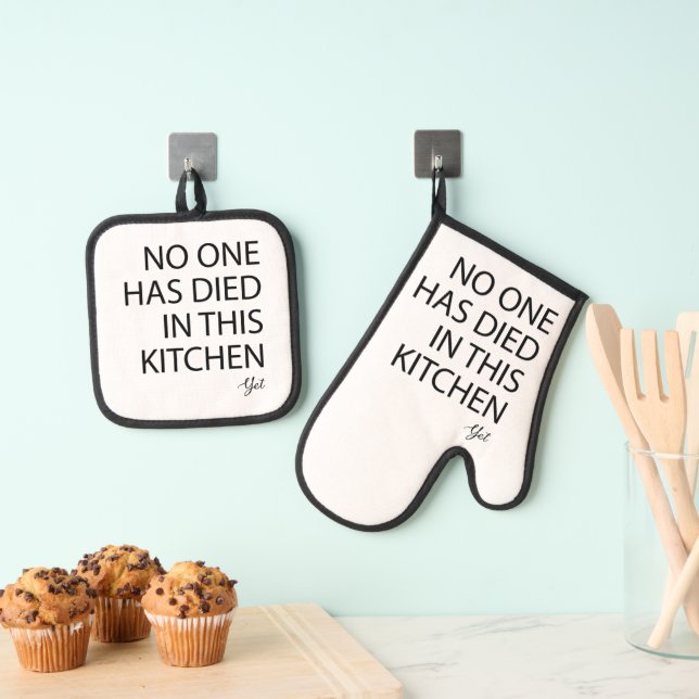 Ensemble De Gant De Cuisine Et De Manique Drôle Personne N'Est Mort Dans Cette Cuisine Mais  (In situ (suspendu))