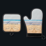 Ensemble De Gant De Cuisine Et De Manique Dusty Blue Beach Wedding /Anniversary Hearts Sand<br><div class="desc">Dusty Blue Beach Mariage Couples Noms dans les Coeurs dans les mitaines de four de sable. Parfait pour les bagages de mariée et de chambre,  les sacs-cadeaux d'invités hors de la ville,  ou pour les membres de la fête de mariage.</div>