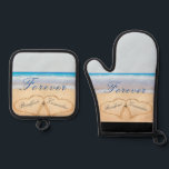 Ensemble De Gant De Cuisine Et De Manique Dusty Blue Beach Wedding /Anniversary Hearts Sand<br><div class="desc">Dusty Blue Beach Mariage Couples Noms dans les Coeurs dans les mitaines de four de sable. Parfait pour les bagages de mariée et de chambre,  les sacs-cadeaux d'invités hors de la ville,  ou pour les membres de la fête de mariage.</div>