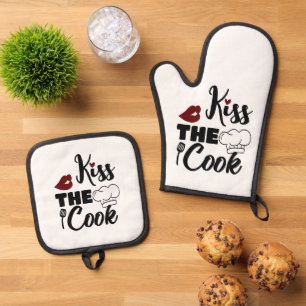 Ensemble De Gant De Cuisine Et De Manique embrasser le cuisinier