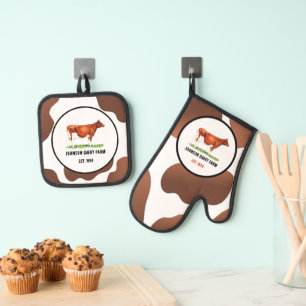 Ensemble De Gant De Cuisine Et De Manique Ferme laitière Vache Brown et blanche debout dans 
