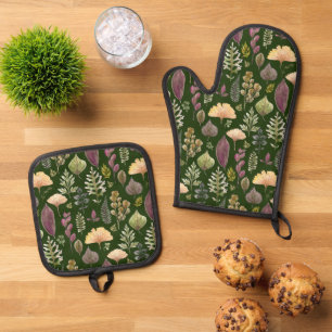 Ensemble De Gant De Cuisine Et De Manique Feuilles d'automne et fougères sur fond vert forêt