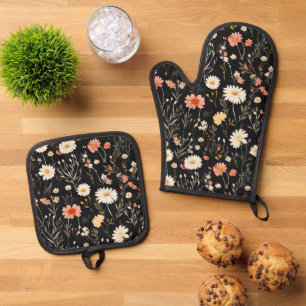 Ensemble De Gant De Cuisine Et De Manique Fleurs d'or sur un arrière - plan sombre