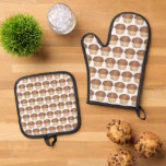 Ensemble De Gant De Cuisine Et De Manique Fruit Fraîche Croustillant Muffin Vente de pain Fo<br><div class="desc">Le design présente une illustration originale d'un délicieux muffin de mie fraîchement cuit et recouvert d'un trituré crumbly. Idéal pour votre gourmet, boulanger ou pâtissier favori, un petit déjeuner ou un brunch, ou pour une vente de gâteaux ou une boulangerie. Cette illustration à thème de cuisson est également disponible sur...</div>