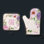 Ensemble De Gant De Cuisine Et De Manique Gants de four shabbat en hébreu floral Set de de<br><div class="desc">Un beau et pratique cadeau pour votre chef cuisinier juif préféré ! Cet ensemble de porte-poêles comprend les mots hébreux L'kovod Shabbos Kodesh - En l'honneur du Shabbat. Et parce que sa cuisine est une œuvre d'art, ce design a de l'espace pour signer son nom avec une touche de fantaisie...</div>