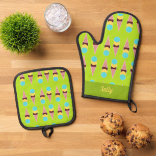 Ensemble De Gant De Cuisine Et De Manique Glaces colorées sur vert