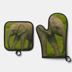 Ensemble De Gant De Cuisine Et De Manique Jeune éléphant avec tuteur dans la réserve de Gras