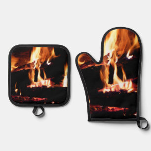 Ensemble De Gant De Cuisine Et De Manique Logs dans la cheminée Photographie de feu chaud