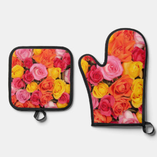Ensemble De Gant De Cuisine Et De Manique Motif de roses colorées vives Fond floral
