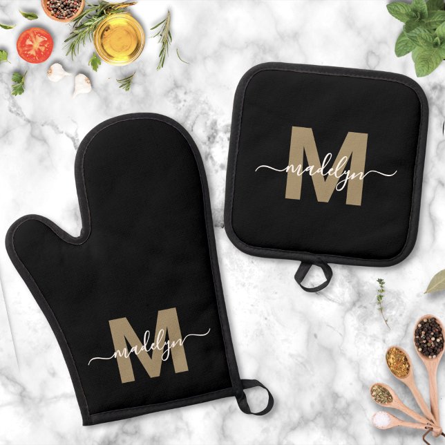 Ensemble De Gant De Cuisine Et De Manique Noir Or Nom moderne Monogramme (Black Gold Modern Name Monogram Oven Mitt & Pot Holder Set)