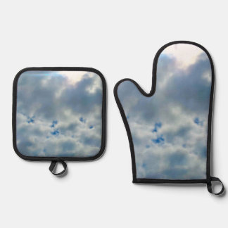 Ensemble De Gant De Cuisine Et De Manique Nuages au-dessus d'un parc