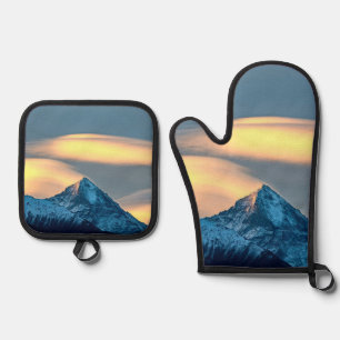Ensemble De Gant De Cuisine Et De Manique Nuages uniques au-dessus de montagnes enneigées
