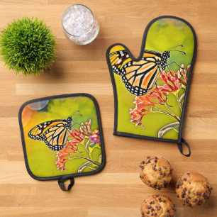 Ensemble De Gant De Cuisine Et De Manique Papillon orange sur la conception de fleurs roses