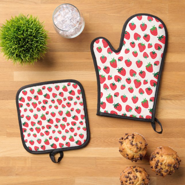 Ensemble De Gant De Cuisine Et De Manique Plein de fraises (De haut en bas)
