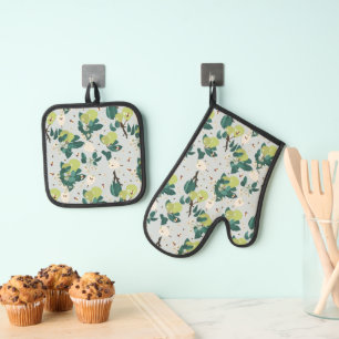 Ensemble De Gant De Cuisine Et De Manique Poires et abeilles dans une cuisine de jardin bota
