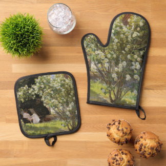 Ensemble De Gant De Cuisine Et De Manique Roses. Marie Krøyer seated in the deckchair