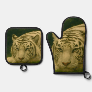 Ensemble De Gant De Cuisine Et De Manique Tigre blanc reposant dans l'ombre des bois