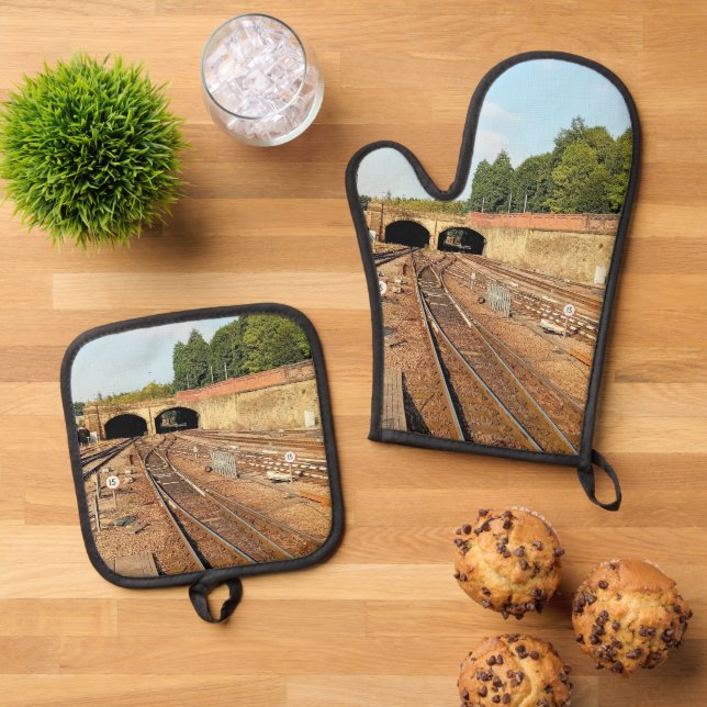Ensemble De Gant De Cuisine Et De Manique Trains (De haut en bas)