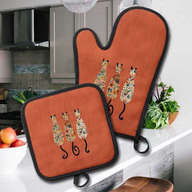 Ensemble De Gant De Cuisine Et De Manique Trois chats Boho Orange  (Pot holder set with three boho patterned cats on a burnt orange background.  )
