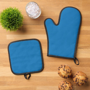 Ensemble De Gant De Cuisine Et De Manique un arrière - plan bleu avec une horloge noire et b