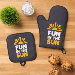 Ensemble De Gant De Cuisine Et De Manique Un panneau qui dit fun au soleil