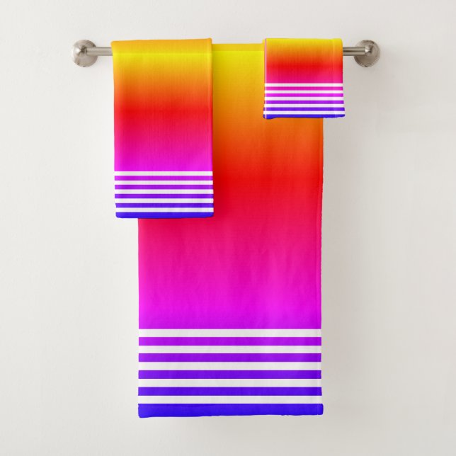 Ensemble de serviettes de bain à bandes blanches p (En situation)