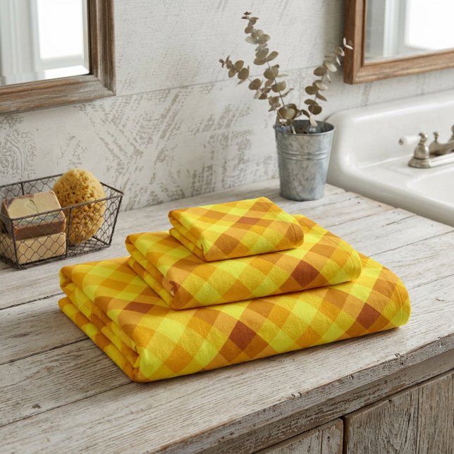 Ensemble de serviettes de bain à carreaux jaune d' (Cute Egg Yolk Yellow Plaid Bath Towel Set folded on a counter in a farmhouse style bathroom.)