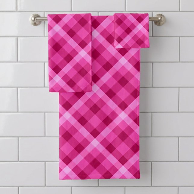 Ensemble de serviettes de bain à carreaux rose mag (Beautiful Pink Magenta Plaid Bath Towel Set hanging on a towel rack on a tile wall in a bathroom.)