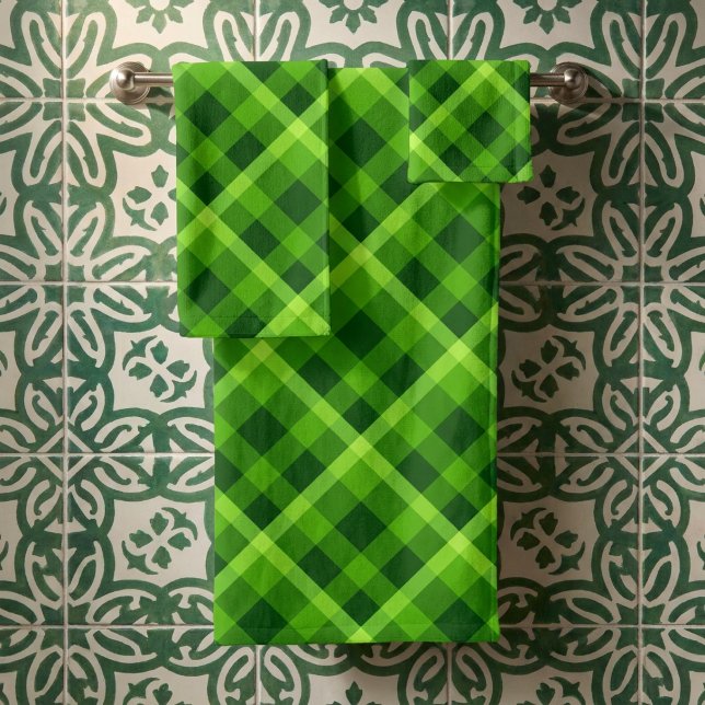 Ensemble de serviettes de bain à carreaux verts av (Beautiful Tree Green Plaid Bath Towel Set hanging on a towel rack against tiled wall in a bathroom.)
