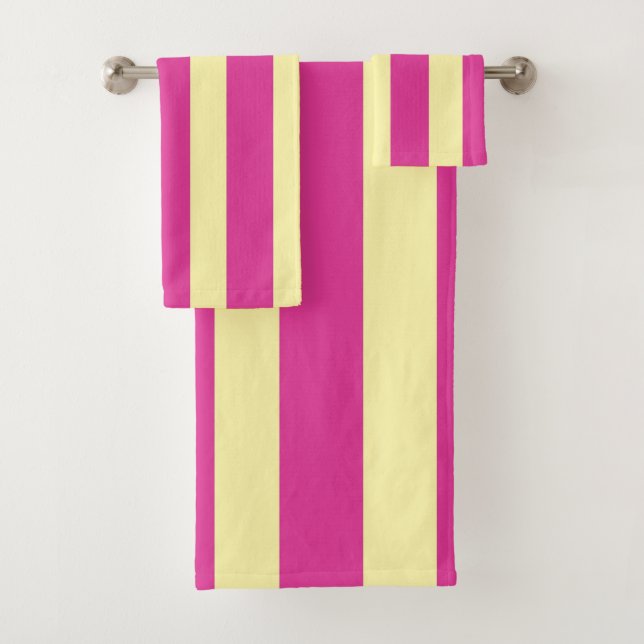 Ensemble de serviettes de bain à rayures roses et  (En situation)