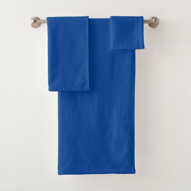 Ensemble de serviettes de bain bleu royal uni bord (En situation)