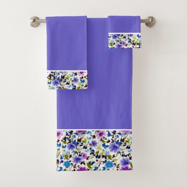 Ensemble de serviettes de bain florales violettes  (En situation)