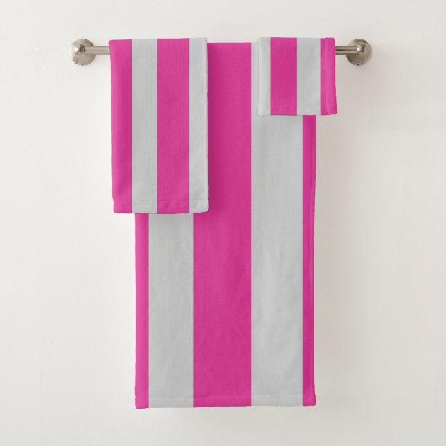 Ensemble de serviettes de bain rayées rose et gris (En situation)