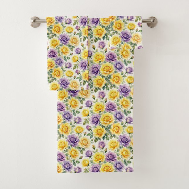 Ensemble de serviettes de roses violettes et jaune (En situation)