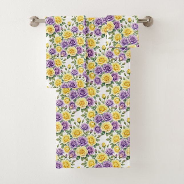 Ensemble de serviettes de roses violettes et jaune (En situation)