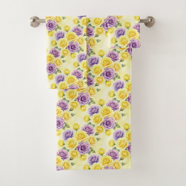 Ensemble de serviettes de roses violettes et jaune (En situation)