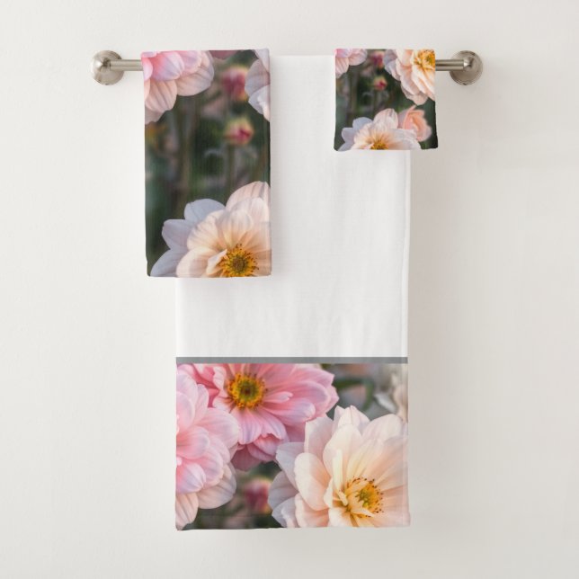 Ensemble de serviettes florales roses et blanches (En situation)