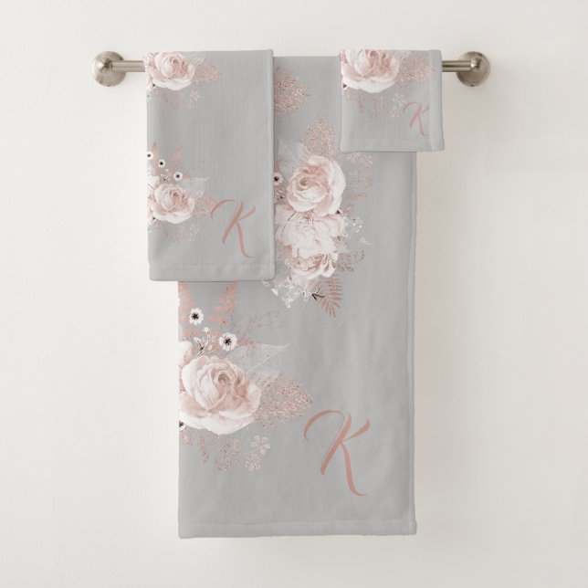 Ensemble de serviettes gris Monogramme Floral Rose (En situation)
