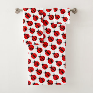 Ensemble rouge mignon de serviette de salle de