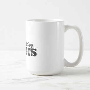 Entouré par Asshats - tir de tasse