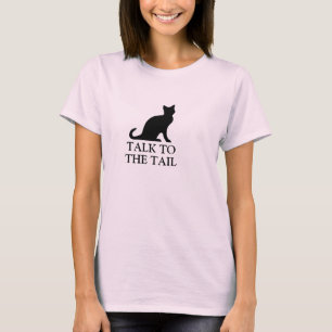 Entretien mignon du T-shirt   de chat à la queue