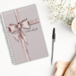 Enveloppé dans un arc rose - Planificateur modèle<br><div class="desc">Un adorable bébé arrière - plan rose avec un arc rose pâle à l'aquarelle enveloppé juste en face.</div>