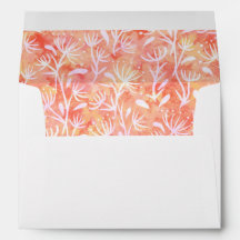 Enveloppe recouverte de motifs floraux oranges.