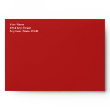 Enveloppe rouge de la carte de Noël avec adresse d