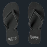 Épouse de mariée de l'équipe des tongs de la fête<br><div class="desc">Personnalisez le texte personnalisé ci-dessus. Vous pouvez trouver d'autres éléments de coordination dans notre collection "For Team Bride".</div>